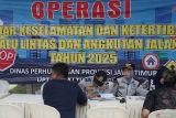 Operasi keselamatan angkutan barang di Tulungagung. Petugas menilang pengendara angkutan barang yang melanggar aturan kelalulintasan dalam Operasi Sadar Keselamatan dan Ketertiban Lalu Lintas dan Angkutan Jalan tahun 2025 di Terminal Gayatri, Tulungagung, Jawa Timur, Selasa (25/11/2025). Operasi yang digelar Dinas Perhubungan Jawa Timur bersama instansi terkait itu menyasar pelanggaran over dimension over load (ODOL) serta kepatuhan administrasi angkutan jalan guna menekan potensi kecelakaan dan meningkatkan keselamatan lalu lintas. Antara Jatim/Destyan Sujarwoko/um