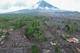 Penanganan bencana erupsi Gunung Semeru. Foto udara kondisi perkampungan terdampak timbunan material vulkanis di Desa Supiturang, Pronojiwo, Lumajang, Jawa Timur, Kamis (20/11/2025). Pemerintah provinsi Jawa Timur berkoordinasi dengan instansi terkait tengah menurunkan dua alat berat dan sejumlah tenaga penanggulangan bencana sebagai upaya percepatan penanganan pasca bencana erupsi Gunung Semeru. Antara Jatim/Irfan Sumanjaya/um