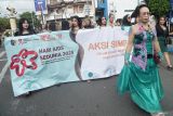 Gabungan kelompok penggiat HIV/AIDS melakukan aksi simpati berjalan mengelilingi jantung kota Tulungagung, Jawa Timur, Senin (1/12/2025). Aksi simpati dalam rangka Hari AIDS Sedunia itu digelar untuk meningkatkan kesadaran masyarakat mengenai bahaya HIV/AIDS serta mendorong kelompok berisiko tinggi melakukan pemeriksaan dini di layanan kesehatan. ANTARA Jatim/Destyan Sujarwoko/mas.