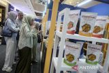 Pengunjung mencicipi produk makanan yang dijual saat Pertamina SMEXPO 2025 di Bintaro Jaya Xchange, Kota Tangerang Selatan, Banten, Minggu (30/11/2025). PT Pertamina mencatat dalam delapan kali kegiatan SMEXPO sepanjang tahun 2025 diikuti oleh 236 UMKM dengan total nilai transaksi ritel selama penyelenggaraan pada tingkat regional sebesar Rp1,85 miliar dan potensi kesepakatan bisnis B2B yang sedang ditindaklanjuti sebesar Rp15,1 miliar. ANTARA FOTO/Putra M. Akbar/gp