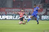 Pesepak bola Madura United Pedro Roger Bonet (kiri) berebut bola dengan pesepak bola Persib Bandung Uilliam Barros Pereira (kanan) pada pertandingan BRI Super League di Stadion Gelora Madura Ratu Pamelingan, Pamekasan, Jawa Timur, Minggu (30/11/2025). Madura United dikalahkani Persib Bandung dengan skor 1-4. ANTARA Jatim/Rizal Hanafi/mas.