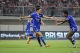 Pesepak bola Persib Bandung Federico Barba (kiri) berselebrasi dengan rekan setimnya usai mencetak gol ke gawang Madura United pada pertandingan BRI Super League di Stadion Gelora Madura Ratu Pamelingan, Pamekasan, Jawa Timur, Minggu (30/11/2025). Madura United dikalahkan Persib Bandung dengan skor 1-4. ANTARA Jatim/Rizal Hanafi/mas.