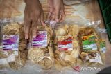 Rumah produksi keripik di kawasan Situs Geopark Meratus. Pelaku usaha menyelesaikan pembuatan keripik tempe di Rumah Produksi Mama Putri, kawasan Situs Geopark Meratus Goa Batu Hapu, Kecamatan Hatungun, Kabupaten Tapin, Kalimantan Selatan, Senin (1/12/2025). Keberadaan UMKM lokal yang menjajakan produk makanan ringan tersebut turut mendapat manfaat dari penetapan Geopark Meratus sebagai UNESCO Global Geopark, seiring kunjungan wisatawan yang meningkat serta peluang pengembangan ekonomi berbasis masyarakat. ANTARA/Bayu Pratama S