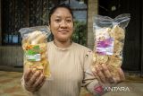 Rumah produksi keripik di kawasan Situs Geopark Meratus. Pelaku usaha menyelesaikan pembuatan keripik tempe di Rumah Produksi Mama Putri, kawasan Situs Geopark Meratus Goa Batu Hapu, Kecamatan Hatungun, Kabupaten Tapin, Kalimantan Selatan, Senin (1/12/2025). Keberadaan UMKM lokal yang menjajakan produk makanan ringan tersebut turut mendapat manfaat dari penetapan Geopark Meratus sebagai UNESCO Global Geopark, seiring kunjungan wisatawan yang meningkat serta peluang pengembangan ekonomi berbasis masyarakat. ANTARA/Bayu Pratama S
