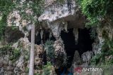 Situs Geopark Meratus Goa Batu Hapu. Pengunjung mengamati formasi batuan di Situs Geopark Meratus Goa Batu Hapu, Kecamatan Hatungun, Kabupaten Tapin, Kalimantan Selatan, Senin (1/12/2025). Goa tersebut menjadi salah satu situs geologi unggulan yang ditetapkan sebagai bagian dari UNESCO Global Geopark Meratus pada 2025, karena nilai keunikan bentang alam karst dan warisan geologi serta untuk mendorong pelestarian lingkungan sekaligus meningkatkan potensi pariwisata berkelanjutan di kawasan itu. ANTARA/Bayu Pratama S