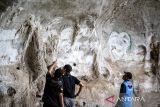 Situs Geopark Meratus Goa Batu Hapu. Pengunjung mengamati formasi batuan di Situs Geopark Meratus Goa Batu Hapu, Kecamatan Hatungun, Kabupaten Tapin, Kalimantan Selatan, Senin (1/12/2025). Goa tersebut menjadi salah satu situs geologi unggulan yang ditetapkan sebagai bagian dari UNESCO Global Geopark Meratus pada 2025, karena nilai keunikan bentang alam karst dan warisan geologi serta untuk mendorong pelestarian lingkungan sekaligus meningkatkan potensi pariwisata berkelanjutan di kawasan itu. ANTARA/Bayu Pratama S