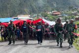Prajurit TNI Satgas Yonif 743/PSY amankan kirab Merah Putih di Puncak Jaya