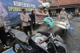 Kasat Lantas Polres Kediri Kota AKP Tutud Yudho Prastyawan (tengah) memusnahkan kenalpot brong hasil Operasi Zebra Semeru 2025 dengan cara dipotong di Polres Kediri Kota, Kota Kediri, Jawa Timur, Selasa (2/12/2025). Operasi Zebra Semeru 2025 yang diselenggarakan selama empat belas hari di wilayah hukum Polres Kediri Kota tersebut berhasil menindak 43.399 pelanggar lalu lintas sebagai upaya mengurangi angka kecelakaan di jalan raya. ANTARA Jatim/Prasetia Fauzani/mas.