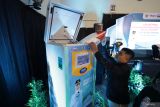 Seorang petugas mengisi ATM beras saat peluncuran penyaluran bantuan beras program ATM Beras Mapan di Kelurahan Semampir, Kota Kediri, Jawa Timur, Senin (1/12/2025). Pemerintah Kota Kediri meluncurkan penyaluran beras program ATM Beras Mapan untuk 3.390 warga kurang mampu yang belum tersentuh oleh program bantuan sosial dari pemerintah pusat masing-masing sebanyak 5 liter beras per bulan yang dapat diambil melalui ATM beras di 46 kelurahan sebagai upaya meringankan beban ekonomi masyarakat. ANTARA Jatim/Prasetia Fauzani/mas.