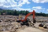 Pemkab Agam buka jalan tertimbun longsor agar tak terisolir
