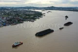 Sejumlah kapal tongkang pengangkut batu bara melintas di Sungai Mahakam, Samarinda, Kalimantan Timur, Selasa (2/12/2025). Kementerian ESDM menetapkan Harga Batu bara Acuan (HBA) periode pertama Desember 2025 mayoritas menguat, kecuali untuk batu bara kalori tinggi yang turun menjadi 98,26 dolar AS per ton dari 102,03 dolas AS per ton pada periode kedua November 2025. Antara Kaltim/M Risyal Hidayat