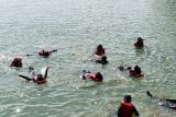 Sejumlah mahasiswa melakukan praktik penyelamatan di air saat mengikuti pelatihan pencegahan dan mitigasi bencana di kawasan Embung Pilangbango, Kota Madiun, Jawa Timur, Selasa (2/12/2025). Kegiatan yang diikuti 181 mahasiswa Sekolah Tinggi Ilmu Kesehatan Bhakti Husada Mulia dengan pelatih dari petugas Badan Penanggulangan Bencana Daerah (BPBD) tersebut selain merupakan praktik mata kuliah mitigasi bencana sekaligus memperkenalkan tentang kebencanaan dan cara penanggulangannya. ANTARA Jatim/Siswowidodo/mas.