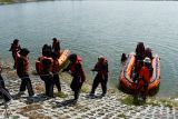 Sejumlah mahasiswa melakukan praktik penyelamatan di air saat mengikuti pelatihan pencegahan dan mitigasi bencana di kawasan Embung Pilangbango, Kota Madiun, Jawa Timur, Selasa (2/12/2025). Kegiatan yang diikuti 181 mahasiswa Sekolah Tinggi Ilmu Kesehatan Bhakti Husada Mulia dengan pelatih dari petugas Badan Penanggulangan Bencana Daerah (BPBD) tersebut selain merupakan praktik mata kuliah mitigasi bencana sekaligus memperkenalkan tentang kebencanaan dan cara penanggulangannya. ANTARA Jatim/Siswowidodo/mas.