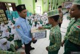 Sejumlah pelajar memberikan uang sakunya untuk didonasikan kepada korban bencana alam di Madrasah Ibtidaiyah Negeri 2 Kediri, Jawa Timur, Rabu (3/12/2025). Doa bersama disertai dengan penggalangan donasi tersebut sebagai upaya menumbuhkan rasa empati dan kesadaran sosial bagi pelajar sekaligus membantu meringankan beban korban banjir bandang dan tanah longsor di Sumatera. Antara Jatim/Prasetia Fauzani/um
