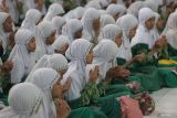 Sejumlah pelajar memanjatkan doa untuk korban bencana alam di Madrasah Ibtidaiyah Negeri 2 Kediri, Jawa Timur, Rabu (3/12/2025). Doa bersama disertai dengan penggalangan donasi tersebut sebagai upaya menumbuhkan rasa empati dan kesadaran sosial bagi pelajar sekaligus membantu meringankan beban korban banjir bandang dan tanah longsor di Sumatera. Antara Jatim/Prasetia Fauzani/um
