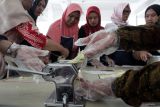 Peserta membuat jajanan pangsit bawang pada sesi praktik dalam kegiatan Pendampingan Wirausaha Industri Kecil Bidang Pengolahan Pangan di ruang Food Lab, Malang Creative Center, Jawa Timur, Rabu (3/12/2025). Program yang berlangsung selama empat hari itu diselenggarakan Kementerian Perindustrian dan diikuti 25 peserta yang merupakan ibu rumah tangga maupun pelaku Usaha Mikro Kecil Menengah (UMKM) sebagai upaya meningkatkan keterampilan serta kualitas produk olahan pangan. Antara Jatim/Ari Bowo Sucipto/um
