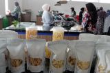 Peserta membuat jajanan pangsit bawang pada sesi praktik dalam kegiatan Pendampingan Wirausaha Industri Kecil Bidang Pengolahan Pangan di ruang Food Lab, Malang Creative Center, Jawa Timur, Rabu (3/12/2025). Program yang berlangsung selama empat hari itu diselenggarakan Kementerian Perindustrian dan diikuti 25 peserta yang merupakan ibu rumah tangga maupun pelaku Usaha Mikro Kecil Menengah (UMKM) sebagai upaya meningkatkan keterampilan serta kualitas produk olahan pangan. Antara Jatim/Ari Bowo Sucipto/um
