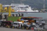 Sejumlah kendaraan roda empat antre untuk memasuki kapal saat bersandar di Pelabuhan Merak, Kota Cilegon, Banten, Selasa (2/12/2025). PT ASDP Indonesia Ferry (Persero) memberikan diskon hingga 19 persen pada layanan penyeberangan selama libur Natal dan Tahun Baru 2025/2026 sebagai dukungan terhadap program stimulus pemerintah guna meningkatkan mobilitas masyarakat dan pertumbuhan ekonomi nasional. ANTARA FOTO/Angga Budhiyanto/gp
