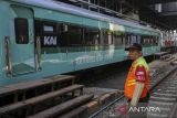 Petugas keamanan berdiri di samping gerbong Kereta Khusus Petani dan Pedagang saat berhenti di Stasiun Rangkasbitung Ultimate, Kabupaten Lebak, Banten, Senin (1/12/2025). KAI Commuter mulai mengoperasikan layanan Kereta Khusus Petani dan Pedagang rute Merak-Rangkasbitung pada 1 Desember 2025 dengan tarif Rp3.000 untuk memperlancar distribusi hasil pertanian dan perdagangan lokal dengan tarif yang sangat terjangkau. ANTARA FOTO/Angga Budhiyanto/gp