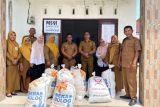 Kesbangpol Pesisir Selatan Salurkan Bantuan Beras untuk Warga Terdampak Banjir di Kecamatan Bayang