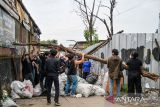 Warga menutup akses jalan menuju permukiman saat melakukan aksi jaga lahan di Sukahaji, Bandung, Jawa Barat, Rabu (3/12/2025). Warga Sukahaji menolak penggusuran rumah secara sepihak yang dilakukan oleh PT Sakura karena warga menganggap konflik dengan perusahaan itu belum ada putusan inkrah dari pengadilan. ANTARA FOTO/Raisan Al Farisi/agr