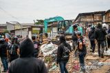 Alat berat memasuki permukiman saat aksi jaga lahan di Sukahaji, Bandung, Jawa Barat, Rabu (3/12/2025). Warga Sukahaji menolak penggusuran rumah secara sepihak yang dilakukan oleh PT Sakura karena warga menganggap konflik dengan perusahaan itu belum ada putusan inkrah dari pengadilan. ANTARA FOTO/Raisan Al Farisi/agr