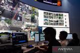 Anggota kepolisian memantau layar kondisi keamanan lalu lintas di pelayanan Smart Road Safety Policing di Polrestabes Bandung, Jawa Barat, Selasa (2/12/2025). Korps Lalu Lintas (Korlantas) Polri menghadirkan programÂ Smart Road Safety Policing di Polrestabes Bandung dengan memasang 200 kamera pengawas atau CCTVÂ sebagai sistem manajemen lalu lintas berbasis kecerdasan buatan (artificial intelligence/AI) untuk melakukan penanganan kepadatan lalu lintas, serta telah terintegrasi layanan darurat 110 sebagai inovasi transformasi digital pelayanan publik Polri. ANTARA FOTO/Novrian Arbi/agr