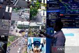 Anggota kepolisian menunjuk kondisi lalu lintas melalui layar di pelayanan Smart Road Safety Policing di Polrestabes Bandung, Jawa Barat, Selasa (2/12/2025). Korps Lalu Lintas (Korlantas) Polri menghadirkan programÂ Smart Road Safety Policing di Polrestabes Bandung dengan memasang 200 kamera pengawas atau CCTVÂ sebagai sistem manajemen lalu lintas berbasis kecerdasan buatan (artificial intelligence/AI) untuk melakukan penanganan kepadatan lalu lintas, serta telah terintegrasi layanan darurat 110 sebagai inovasi transformasi digital pelayanan publik Polri. ANTARA FOTO/Novrian Arbi/agr