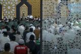 Warga berdoa bersama saat mengikuti Istighosah kubro di Masjid Baitul Faidzin, Kabupaten Bogor, Jawa Barat, Selasa (2/12/2025). Istighosah yang diikuti warga dari sejumlah ormas islam, TNI, Polri serta ASN itu untuk mendoakan korban bencana banjir bandang di Sumatra dan untuk keselamatan bangsa Indonesia. ANTARA FOTO/Yulius Satria Wijaya/bar.
