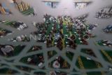 Warga berdoa bersama saat mengikuti Istighosah kubro di Masjid Baitul Faidzin, Kabupaten Bogor, Jawa Barat, Selasa (2/12/2025). Istighosah yang diikuti warga dari sejumlah ormas islam, TNI, Polri serta ASN itu untuk mendoakan korban bencana banjir bandang di Sumatra dan untuk keselamatan bangsa Indonesia. ANTARA FOTO/Yulius Satria Wijaya/bar.