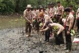 Gubernur Jawa Timur Khofifah Indar Parawansa (tengah) didampingi Ketua Kwarda Jatim Arum Sabil (kiri) dan Bupati Trenggalek Mochamad Nur Arifin (kanan) menanam bibit mangrove di kawasan konservasi Pantai Cengkrong, Trenggalek, Jawa Timur, Kamis (4/12/2025). Penanaman mangrove melibatkan jajaran Pramuka itu merupakan upaya pelestarian pesisir sekaligus mendukung target net zero carbon dan mencegah abrasi pantai. ANTARA Jatim/Destyan Sujarwoko/mas.