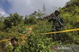 Prajurit TNI dari Satgas Penertiban Kawasan Hutan (PKH) berjaga di lokasi pertambangan tanpa izin (PETI) di kawasan Taman Nasional Gunung Halimun Salak, Kabupaten Lebak, Banten, Rabu (3/12/2025). Kementerian Kehutanan bersama dengan Satgas PKH menertibkan kegiatan ilegal termasuk pertambangan tanpa izin pada operasi periode ketiga di Taman Nasional Gunung Halimun Salak dan berhasil melakukan penguasaan kembali kawasan tersebut dari kegiatan ilegal berupa lubang PETI sebanyak 55 lubang karena mengancam kelestarian kawasan konservasi yang merupakan salah satu hulu daerah aliran sungai di Provinsi Jawa Barat dan Banten. ANTARA FOTO/Angga Budhiyanto/gp