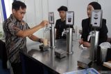Warga membeli kopi donasi dengan layanan mandiri di Jalan Gajahmada, Malang, Jawa Timur, Kamis (4/12/2025). Kegiatan kopi donasi yang diadakan Bank Indonesia tersebut berlangsung selama dua hari sebagai upaya untuk menggalang dana bantuan bagi korban bencana banjir di Sumatera, dengan menyediakan ratusan cup kopi per hari yang dijual seharga Rp5.000 per cup . ANTARA Jatim/Ari Bowo Sucipto/mas.
