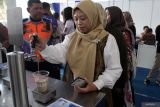 Warga membeli kopi donasi dengan layanan mandiri di Jalan Gajahmada, Malang, Jawa Timur, Kamis (4/12/2025). Kegiatan kopi donasi yang diadakan Bank Indonesia tersebut berlangsung selama dua hari sebagai upaya untuk menggalang dana bantuan bagi korban bencana banjir di Sumatera, dengan menyediakan ratusan cup kopi per hari yang dijual seharga Rp5.000 per cup . ANTARA Jatim/Ari Bowo Sucipto/mas.