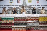 Wakil Bupati Bandung Barat Asep Ismail (tengah) bersama Kepala Kantor Wilayah Ditjen Bea Cukai Jawa Barat Finari Manan (kedua kanan) dan Kepala Kantor Pengawasan dan Pelayanan Bea dan Cukai Tipe Madya (KPPBC) Pabean A Bandung Budi Santoso (kedua kiri) beserta jajaran memberikan keterangan pers usai pemusnahan barang bukti rokok ilegal hasil penindakan di Kompleks Perkantoran Pemerintah Kabupaten (Pemkab) Bandung Barat, Padalarang, Kabupaten Bandung Barat, Jawa Barat, Kamis (4/12/2025). Kantor Wilayah Bea Cukai Jawa Barat bersama Bea Cukai Bandung dan Pemerintah Kabupaten Bandung Barat memusnahkan sebanyak 2.120.214 batang rokok ilegal dari hasil penindakan sepanjang tahun 2025 dengan potensi kerugian negara sebesar Rp1,5 miliar. ANTARA FOTO/Abdan Syakura/agr