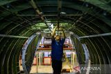 Pekerja menyelesaikan produksi pesawat CN235 di Hanggar Final Assembly Line PT Dirgantara Indonesia (PTDI), Bandung, Jawa Barat, Kamis (4/12/2025). PTDI tengah memproduksi satu pesawat CN235 TNI AL untuk kebutuhan multipurpose seperti angkutan, paratroops, kargo dan medical evacuation yang ditargetkan akan selesai pada pertengahan 2026 mendatang. ANTARA FOTO/Raisan Al Farisi/agr