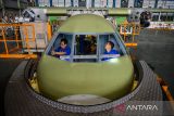 Pekerja menyelesaikan produksi pesawat CN235 di Hanggar Final Assembly Line PT Dirgantara Indonesia (PTDI), Bandung, Jawa Barat, Kamis (4/12/2025). PTDI tengah memproduksi satu pesawat CN235 TNI AL untuk kebutuhan multipurpose seperti angkutan, paratroops, kargo dan medical evacuation yang ditargetkan akan selesai pada pertengahan 2026 mendatang. ANTARA FOTO/Raisan Al Farisi/agr
