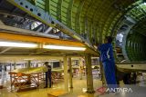 Pekerja menyelesaikan produksi pesawat CN235 di Hanggar Final Assembly Line PT Dirgantara Indonesia (PTDI), Bandung, Jawa Barat, Kamis (4/12/2025). PTDI tengah memproduksi satu pesawat CN235 TNI AL untuk kebutuhan multipurpose seperti angkutan, paratroops, kargo dan medical evacuation yang ditargetkan akan selesai pada pertengahan 2026 mendatang. ANTARA FOTO/Raisan Al Farisi/agr