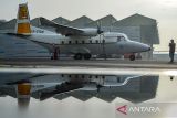 Kru dari PT Dirgantara Indonesia (PTDI) melakukan pengecekan pesawat NC212i saat serah terima pesawat di Hanggar Delivery Center PTDI, Bandung, Jawa Barat, Kamis (4/12/2025). PTDI melakukan serah terima satu unit pesawat NC212i kepada TNI AU Skadron Udara 4 Wing Udara 2 Lanud Abdulrachman Saleh Malang, yang ditujukan untuk pelatihan navigasi TNI AU. ANTARA FOTO/Raisan Al Farisi/agr