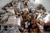 Petugas bersama relawan mengumpulkan berbagai jenis bantuan untuk korban bencana banjir bandang serta longsor di Sumatera Utara, Sumatera Barat, dan Aceh di gudang posko kantor Badan Penanggulangan Bencana Daerah (BPBD) Jatim di Waru, Sidoarjo, Jawa Timur, Jumat (5/12/2025). Pemerintah Provinsi Jawa Timur melalui Badan Penanggulangan Bencana Daerah (BPBD) Jatim memperpanjang operasi posko bantuan peduli bencana di Sumatera Utara, Sumatera Barat, dan Aceh hingga sepekan ke depan. Antara Jatim/Umarul Faruq