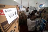 Petugas mengumpulkan berbagai jenis bantuan untuk korban bencana banjir bandang serta longsor di Sumatera Utara, Sumatera Barat, dan Aceh di gudang posko kantor Badan Penanggulangan Bencana Daerah (BPBD) Jatim di Waru, Sidoarjo, Jawa Timur, Jumat (5/12/2025). Pemerintah Provinsi Jawa Timur melalui Badan Penanggulangan Bencana Daerah (BPBD) Jatim memperpanjang operasi posko bantuan peduli bencana di Sumatera Utara, Sumatera Barat, dan Aceh hingga sepekan ke depan. Antara Jatim/Umarul Faruq