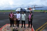 Bupati Jember Muhammad Fawait (kedua kiri) didampingi Presiden Direktur Lion Group Capt. Daniel Putut Kuncoro Adi (kiri) dan Anggota Komisi VI DPR Rivqy Abdul Halim (kedua kanan) saat peluncuran pesawat maskapai Wings Air jenis pesawat ATR 72-500 di Bandara Notohadinegoro, Jember, Jawa Timur, Jumat (5/12/2025). Wings Air melayani penerbangan komersial rute baru Jember-Denpasar Bali, tiga kali seminggu yaitu Senin, Rabu dan Jumat yang bertarif mulai Rp850 ribu. Antara Jatim/Seno/um