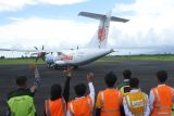 Petugas dan kru maskapai melambaikan tangan ke arah penumpang saat peluncuran pesawat maskapai Wings Air jenis pesawat ATR 72-500 di Bandara Notohadinegoro, Jember, Jawa Timur, Jumat (5/12/2025). Wings Air melayani penerbangan komersial rute baru Jember-Denpasar Bali, tiga kali seminggu yaitu Senin, Rabu dan Jumat yang bertarif mulai Rp850 ribu. Antara Jatim/Seno/um