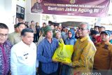 Kejagung Agung salurkan satu truk bahan kebutuhan pokok ke Agam