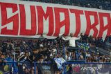 Bobotoh (pendukung) tim Persib Bandung membentangkan spanduk dukungan untuk pulau Sumatera atas dampak bencana saat laga Persib Bandung melawan Borneo FC pada BRI Super League di Stadion Gelora Bandung Lautan Api (GBLA), Bandung, Jawa Barat, Jumat (5/12/2025). Sebanyak 26.160 penonton yang hadir di stadion tersebut memberikan dukungan sekaligus mengheningkan cipta untuk semua korban serta kritik atas kerusakan lingkungan yang menyebabkan terjadinya bencana di tiga Provinsi di Pulau Sumatera yakni Sumatera Utara, Sumatera Barat dan Aceh. ANTARA FOTO/Novrian Arbi/agr