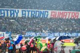 Bobotoh (pendukung) tim Persib Bandung membentangkan spanduk dukungan untuk pulau Sumatera atas dampak bencana saat laga Persib Bandung melawan Borneo FC pada BRI Super League di Stadion Gelora Bandung Lautan Api (GBLA), Bandung, Jawa Barat, Jumat (5/12/2025). Sebanyak 26.160 penonton yang hadir di stadion tersebut memberikan dukungan sekaligus mengheningkan cipta untuk semua korban serta kritik atas kerusakan lingkungan yang menyebabkan terjadinya bencana di tiga Provinsi di Pulau Sumatera yakni Sumatera Utara, Sumatera Barat dan Aceh. ANTARA FOTO/Novrian Arbi/agr