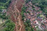 Foto udara bencana longsor di Kampung Condong, Desa Wargaluyu, Kecamatan Arjasari, Kabupaten Bandung, Jawa Barat, Sabtu (6/12/2025). Tanah longsor yang terjadi pada Jumat (5/12) petang itu menyebabkan sebanyak lima rumah rusak dan tiga warga masih dalam pencarian. ANTARA FOTO/Raisan Al Farisi/agr