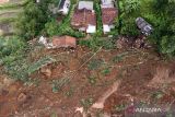 Foto udara bencana longsor di Kampung Condong, Desa Wargaluyu, Kecamatan Arjasari, Kabupaten Bandung, Jawa Barat, Sabtu (6/12/2025). Tanah longsor yang terjadi pada Jumat (5/12) petang itu menyebabkan sebanyak lima rumah rusak dan tiga warga masih dalam pencarian. ANTARA FOTO/Raisan Al Farisi/agr