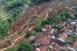 Foto udara bencana longsor di Kampung Condong, Desa Wargaluyu, Kecamatan Arjasari, Kabupaten Bandung, Jawa Barat, Sabtu (6/12/2025). Tanah longsor yang terjadi pada Jumat (5/12) petang itu menyebabkan sebanyak lima rumah rusak dan tiga warga masih dalam pencarian. ANTARA FOTO/Raisan Al Farisi/agr