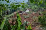 Petugas gabungan mencari korban yang tertimbun tanah longsor di Kampung Condong, Desa Wargaluyu, Kecamatan Arjasari, Kabupaten Bandung, Jawa Barat, Sabtu (6/12/2025). Tim gabungan dari TNI, Polri, Basarnas, BPDD, PMI dan relawan melakukan pencarian tiga korban yang diduga masih tertimbun material tanah longsor yang terjadi pada Jumat (5/12) petang. ANTARA FOTO/Raisan Al Farisi/agr